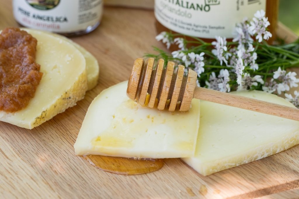 Formaggio-Miele-Dettaglio-Tavola-Il-Podere